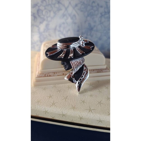 Torino Woman in Hat Brooch - Picture 5 of 10